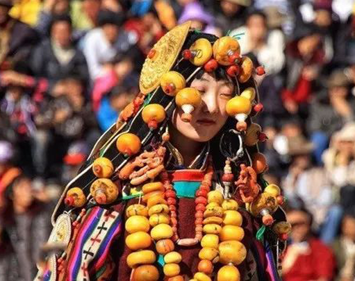 Clothing: Daocheng Tibetan belongs to Kangba Tibetan, whose clothing is elegant and elegant. Regardless of the color, texture and other aspects, it gives people a sense of ancient simplicity, valuableness and mystery.

