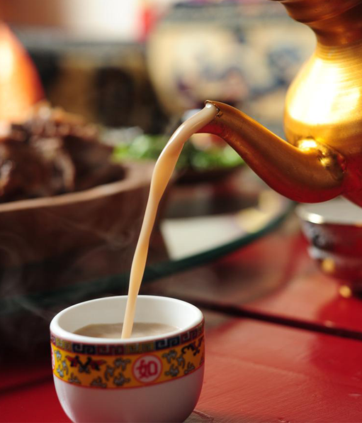 Food - Zanba is the staple food of Daocheng Tibetans. Butter tea is a must drink every day. The air dried meat can be eaten raw or burned. It tastes delicious.

