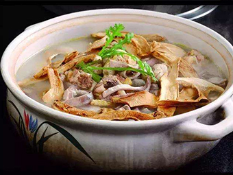 Stewed chicken with Tricholoma matsutake in Daocheng

