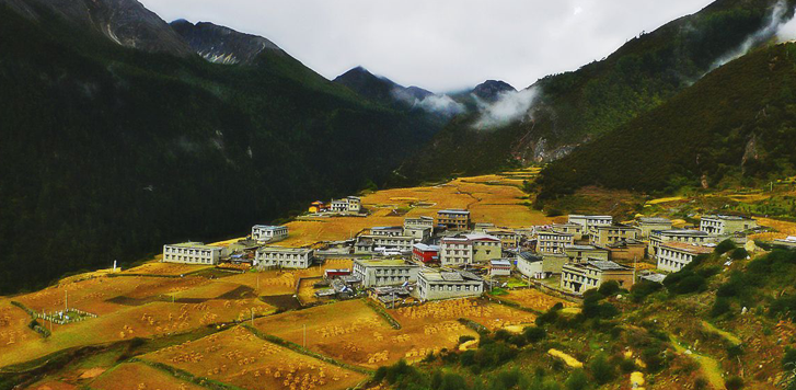 稻城，古名“稻坝”。藏语意为山谷沟口开阔之地。《西康图经》记载：“光绪三十三年，因在此地试行种稻，故改名稻成县，预祝其成功之意。”亚丁藏语意为“向阳之地”。稻城位于中国大香格里拉旅游区的核心区域，境内海拔高差大、立体气候明显。