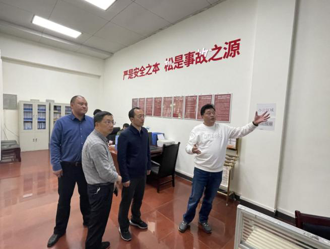 谢辉深入亚丁景区督导检查“五一”旅游服务保障等工作(图1)