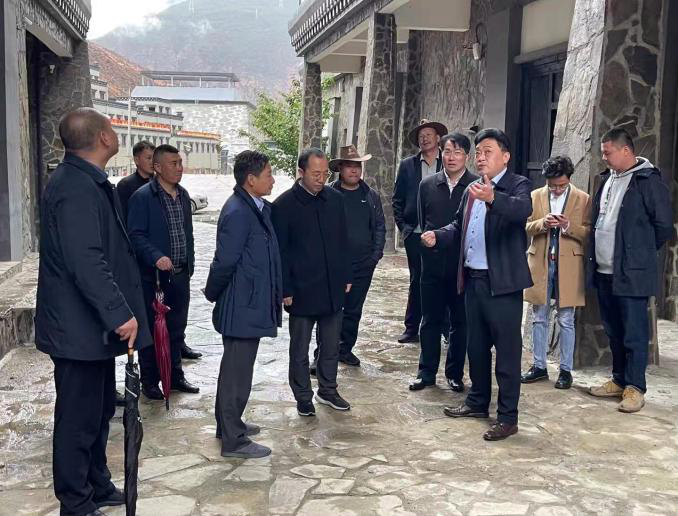 谢辉深入亚丁景区督导检查“五一”旅游服务保障等工作(图2)