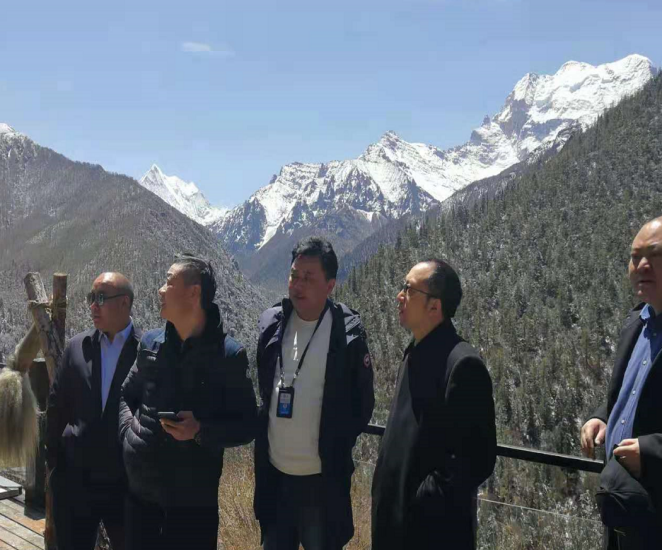 谢辉深入亚丁景区督导检查“五一”旅游服务保障等工作(图4)