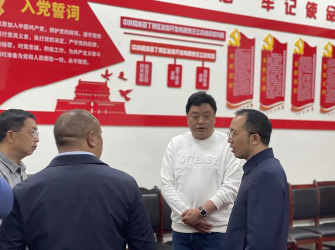 谢辉深入亚丁景区督导检查“五一”旅游服务保障等工作(图6)